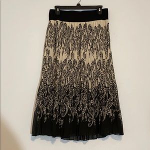 🦋Metro Wear Black and Creme Pleated Skirt